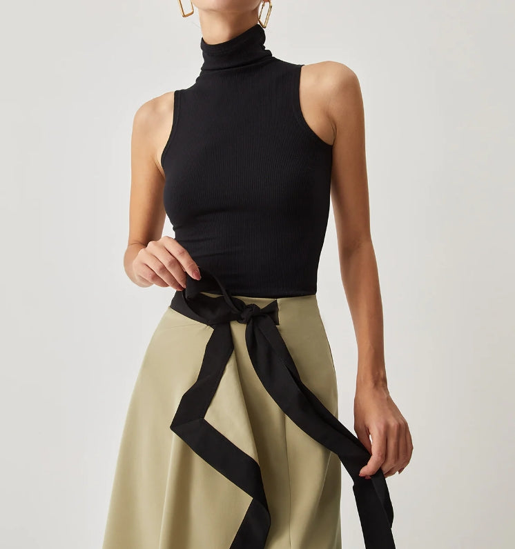 Wiktoria – Damska bluzka z wysokim kołnierzem, która przylega, ale nie uciska, z wysokim ściągaczem