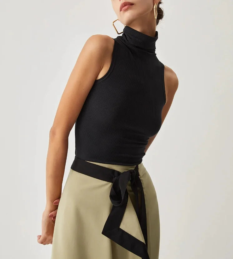 Wiktoria – Damska bluzka z wysokim kołnierzem, która przylega, ale nie uciska, z wysokim ściągaczem