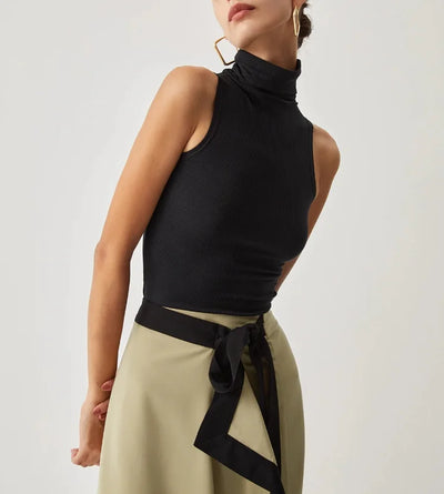 Wiktoria – Damska bluzka z wysokim kołnierzem, która przylega, ale nie uciska, z wysokim ściągaczem