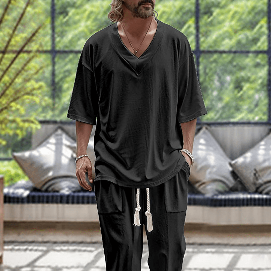 Tomasz – Luźny męski strój, który rozwesela