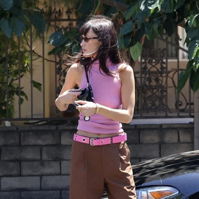 Wiktoria – Damska bluzka z wysokim kołnierzem, która przylega, ale nie uciska, z wysokim ściągaczem