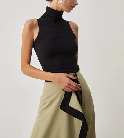 Wiktoria – Damska bluzka z wysokim kołnierzem, która przylega, ale nie uciska, z wysokim ściągaczem